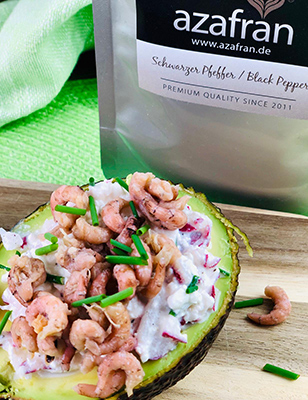 Gefüllte Avocados mit Hüttenkäsecreme und Krabben Tüte Mini