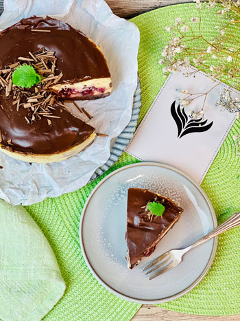 Käsekuchen- mit-Kirschen-und-Schokolade-Rezept-4