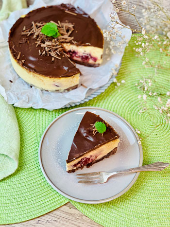 Käsekuchen- mit-Kirschen-und-Schokolade-Rezept_2