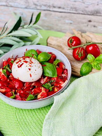Perfekter_Bruschettasalat_mit-Burrata