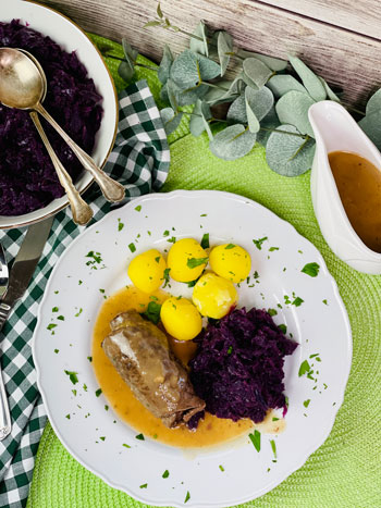 Rouladen-mit-Kartoffeln-und-Rotkohl-Rezept-3