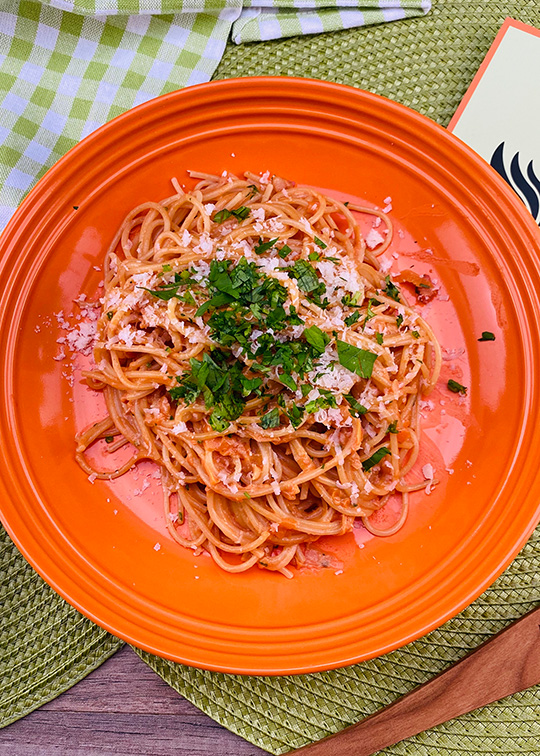 Spaghetti mit Tomaten-Sahne Soße