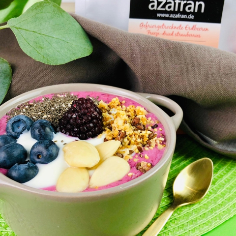 smoothie-bowl-mit beeren und chrunch-rezept